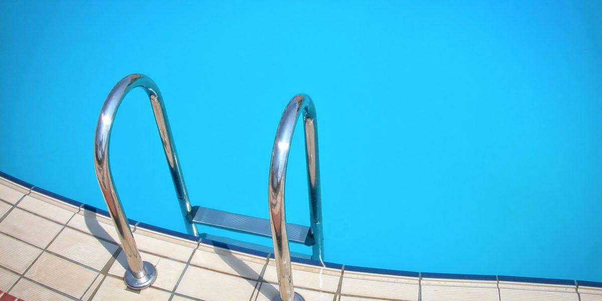 Barandillas de seguridad de una piscina en un entorno seguro