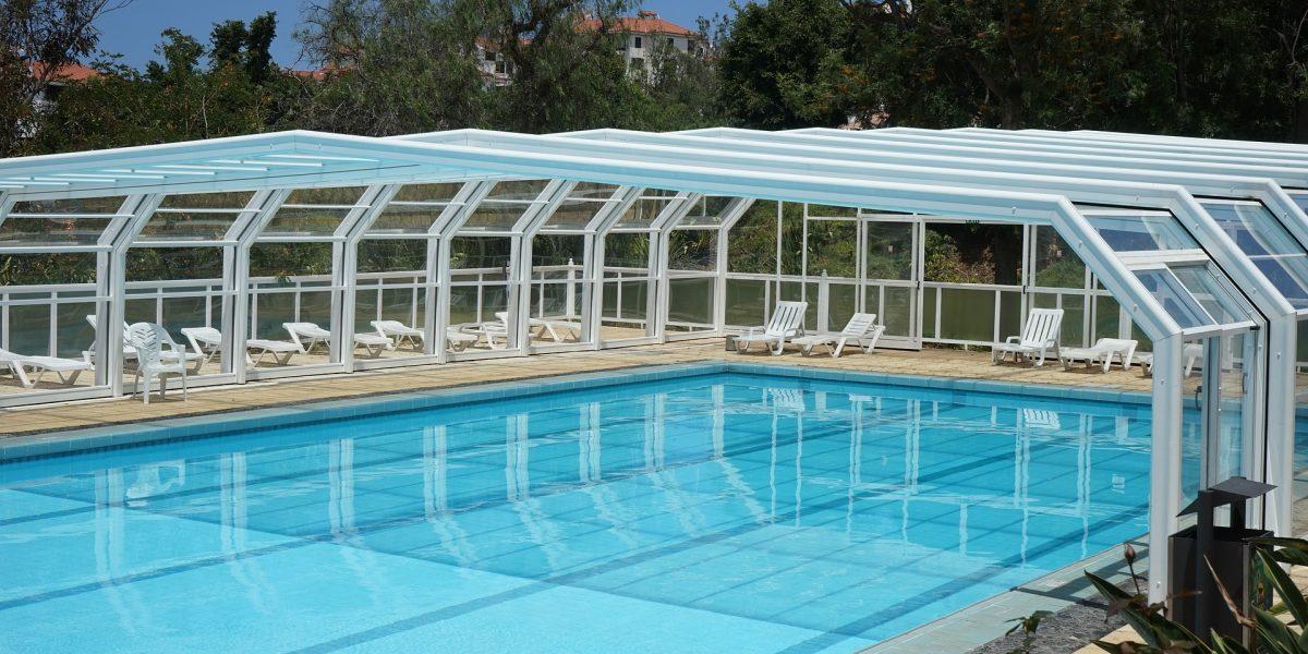 Piscina que se encuentra cubierta y la otra parte de la piscina al aire libre