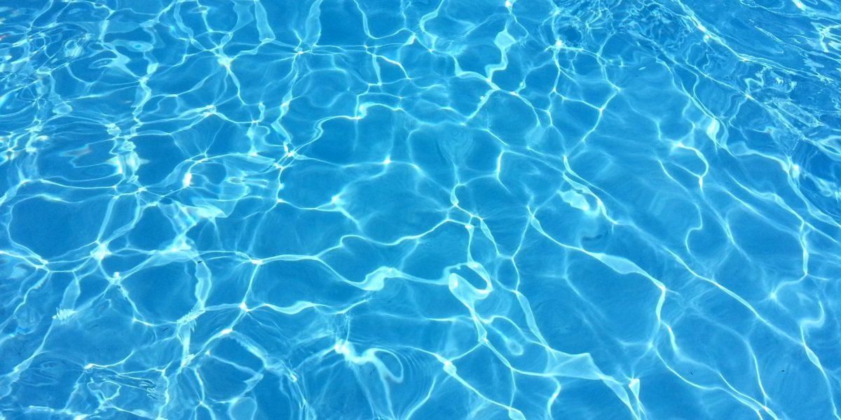 Agua de una piscina limpia