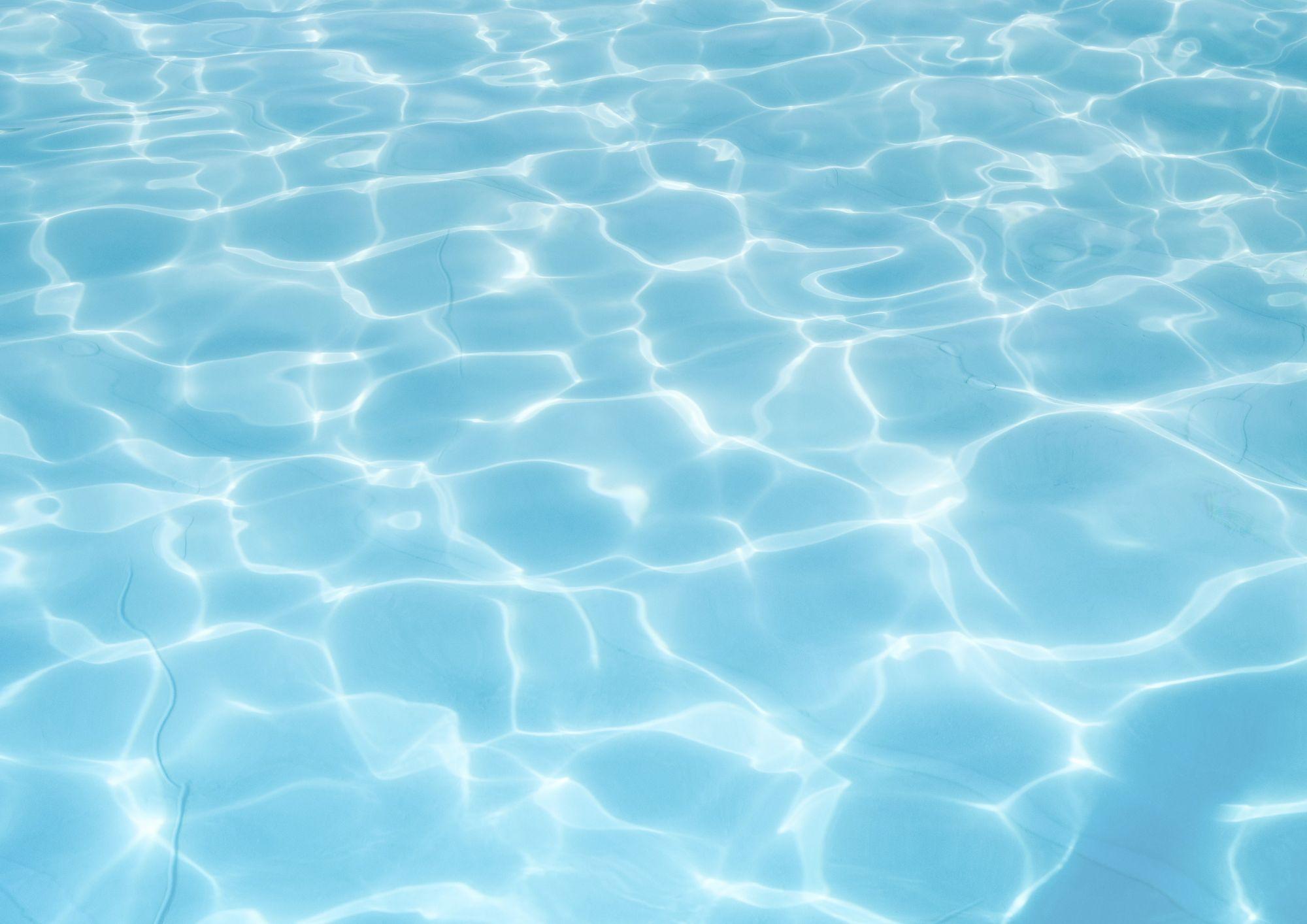 Piscina que ha hecho el proceso de cloración salina y vuelve a brillar como lo hacia antes