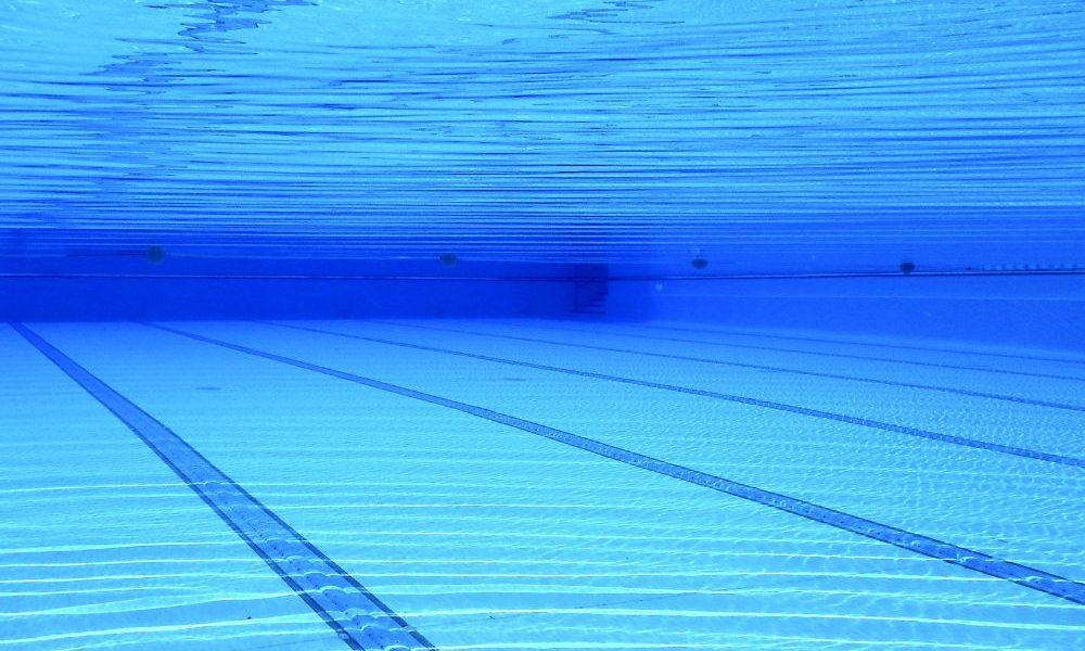piscina limpia tras realizar la limpieza de la piscina con un limpiafondos