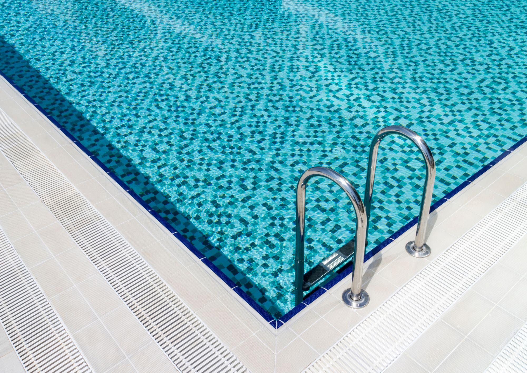 escalera en piscina