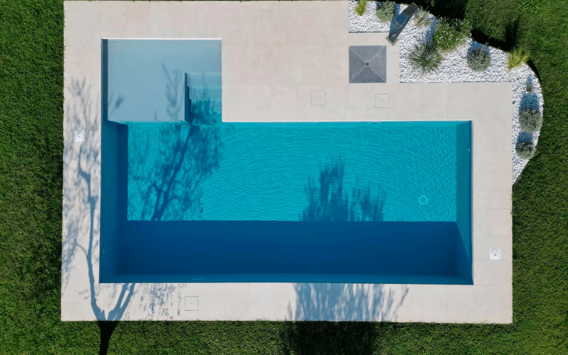 Piscina antigua en Barcelona con fisuras y revestimiento deteriorado