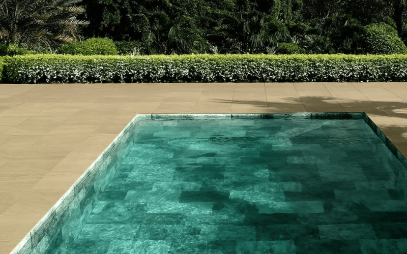 Piscina rehabilitada en Barcelona tras intervención profesional