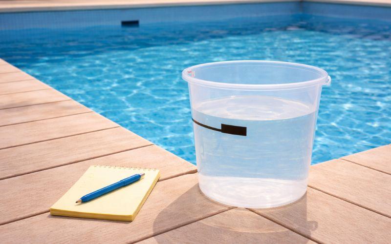 prueba del cubo para saber si una piscina pierde agua