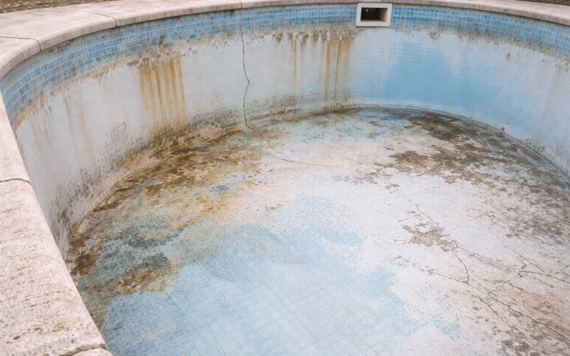 piscina antigua deteriorada que necesita rehabilitación