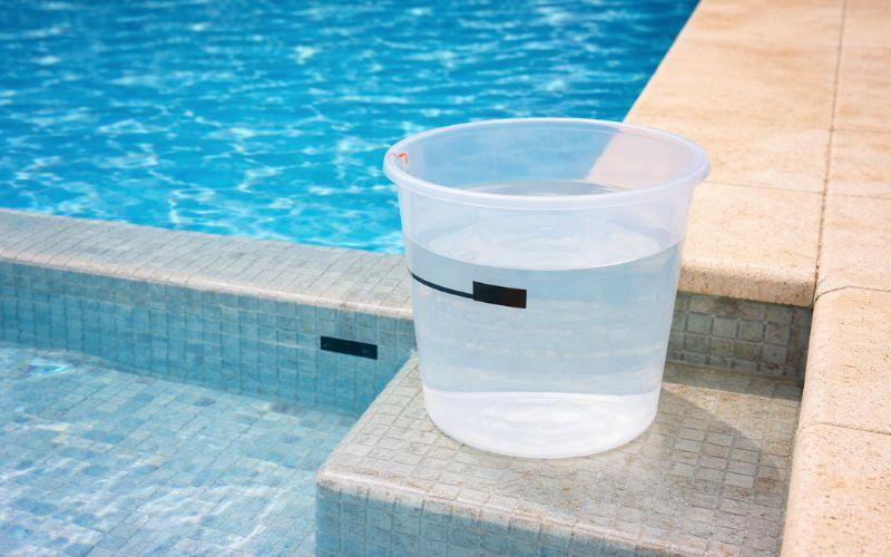 prueba del cubo para saber si la piscina pierde agua