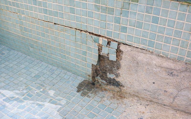 piscina pierde agua sin fuga visible por filtración en el gresite