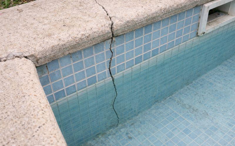 grieta en piscina de obra con gresite