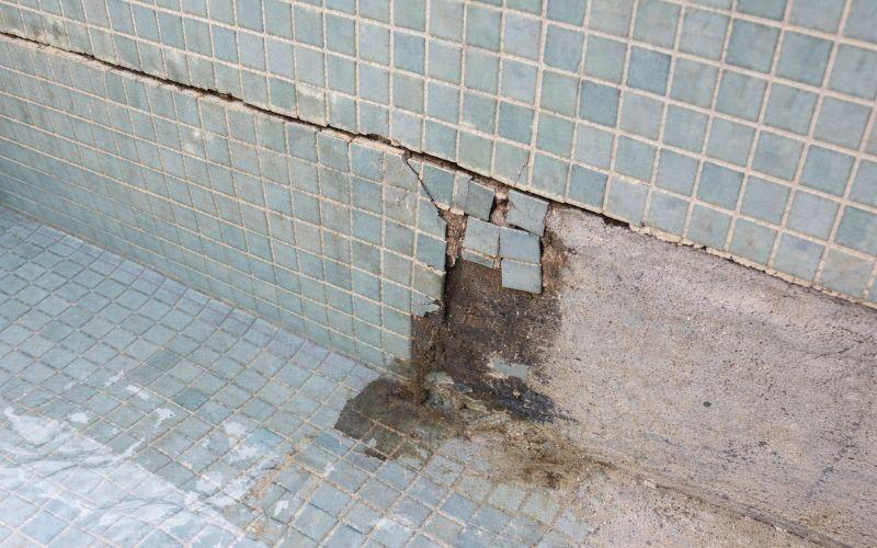 grietas y juntas deterioradas provocan fuga de agua en piscina