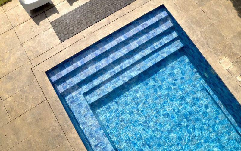 piscina pierde agua sin grietas visibles