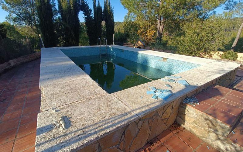 Piscina antigua con el revestimiento deteriorado antes de ser rehabilitada.