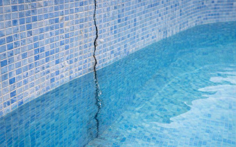 piscina antigua con grietas y revestimiento deteriorado