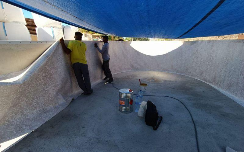 piscina en proceso de rehabilitación con operarios trabajando