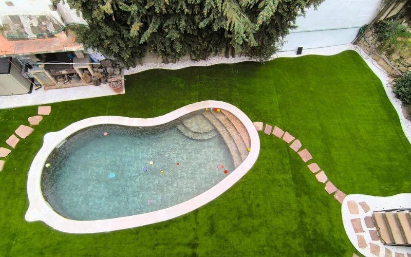 reforma de piscina antigua con acabado moderno