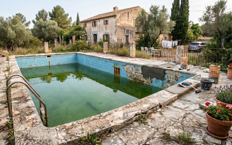 piscina antigua reparaciones parciales deterioro visible