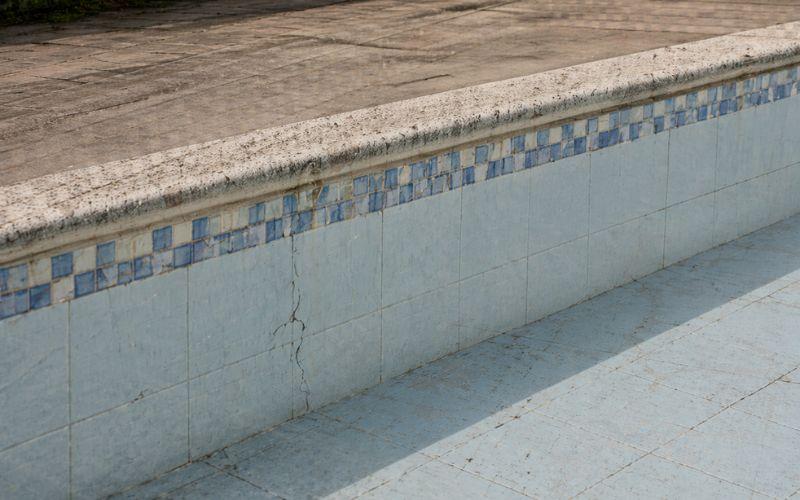 piscina deteriorada grietas revestimiento antiguo