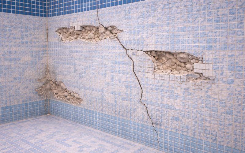 piscina vacía con grietas y desgaste antes de rehabilitar