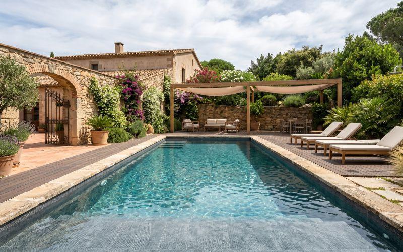 piscina antigua rehabilitada con apariencia moderna
