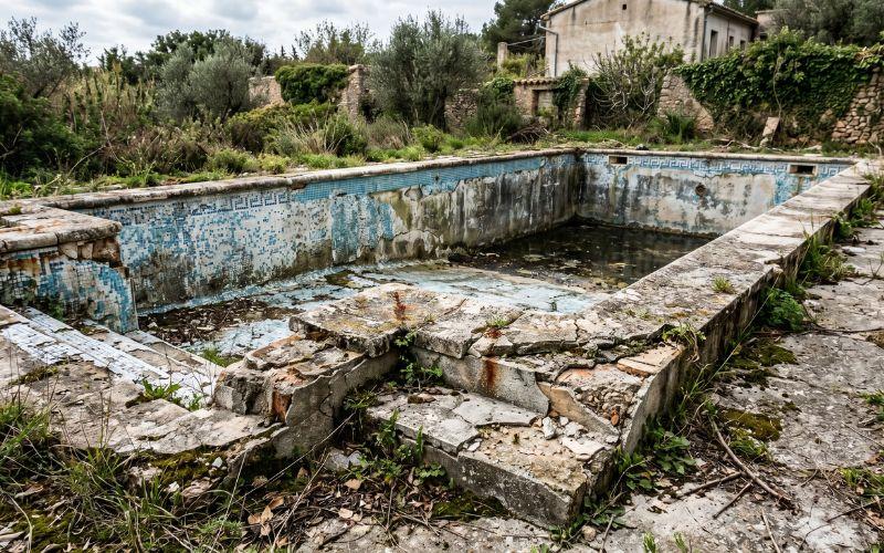 zonas deterioradas en piscina antigua