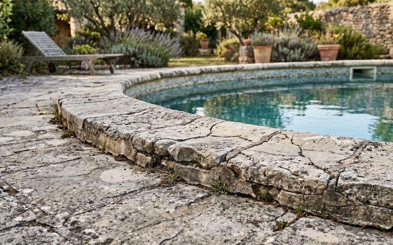 corona deteriorada en piscina antigua