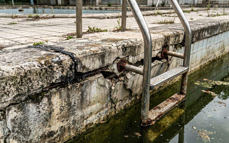 corona y escalera deteriorada en piscina antigua
