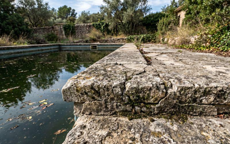 coronas de piscina envejecidas
