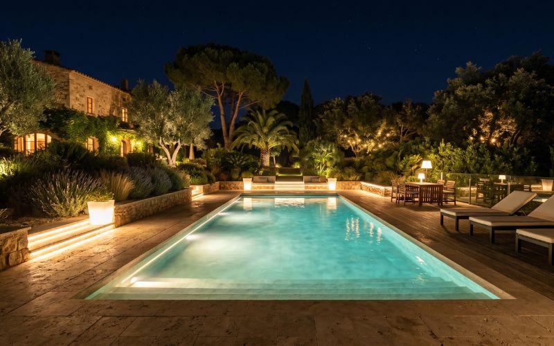 iluminación exterior en piscina rehabilitada