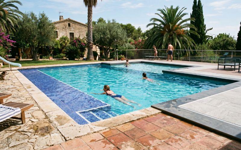 materiales antiguos y nuevos en una piscina rehabilitada