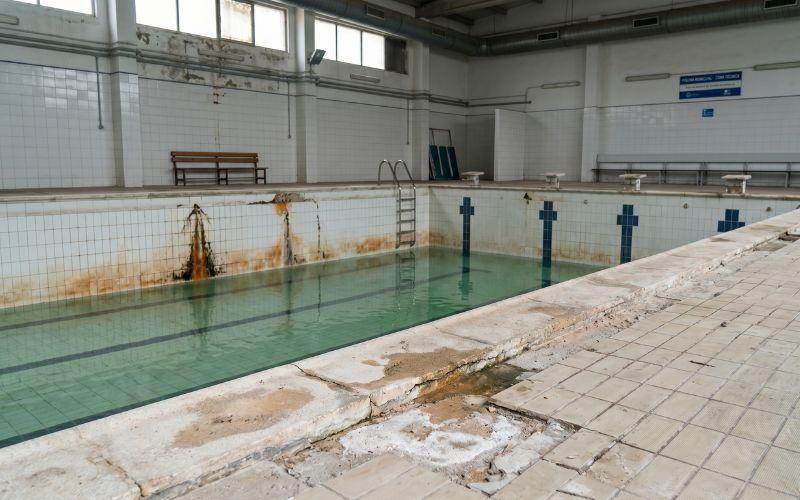 piscina antigua con problemas de humedad y fugas