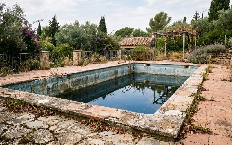 piscina antigua con revestimiento deteriorado antes de ser modernizada