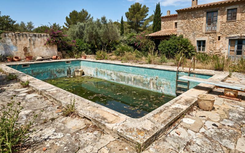 piscina antigua que necesita una rehabilitación integral