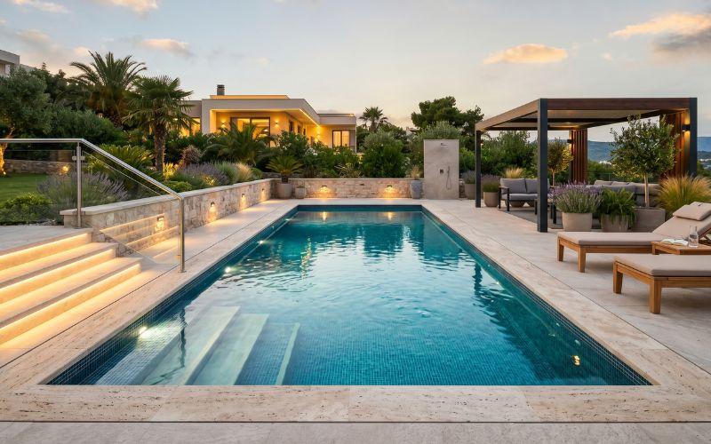 piscina rehabilitada con entorno exterior renovado