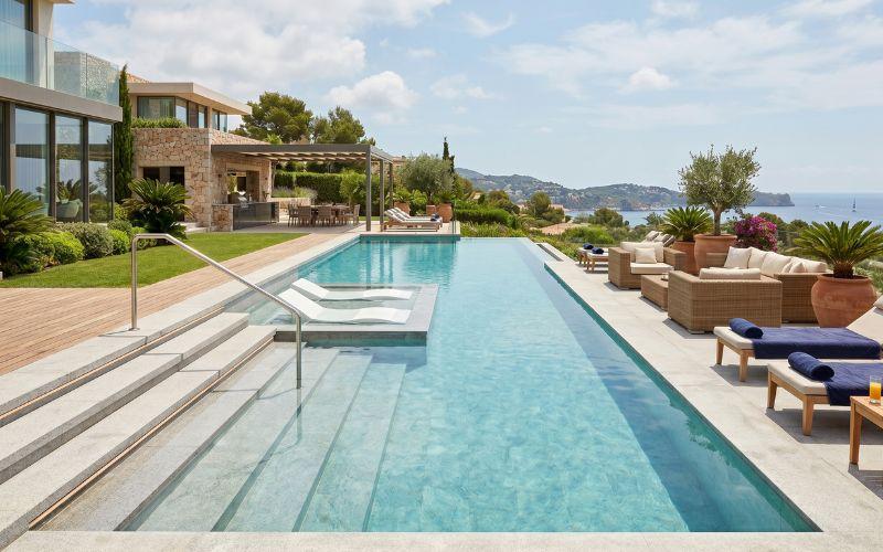 piscina rehabilitada con mejoras de comodidad
