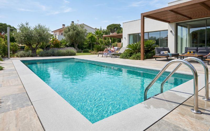 renovación de coronas y escaleras en piscina rehabilitada