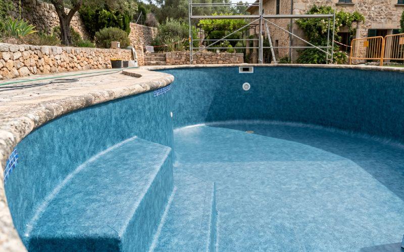 renovación del revestimiento en una piscina antigua