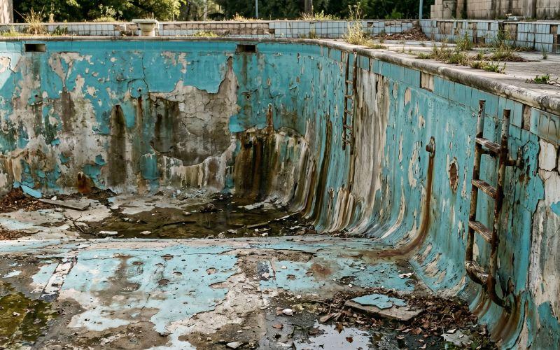 revestimiento desgastado en piscina antigua