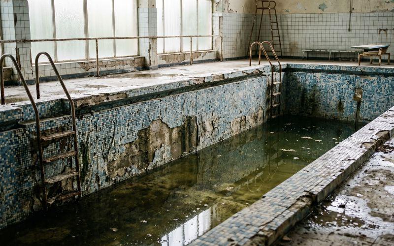 revestimiento deteriorado en piscina antigua
