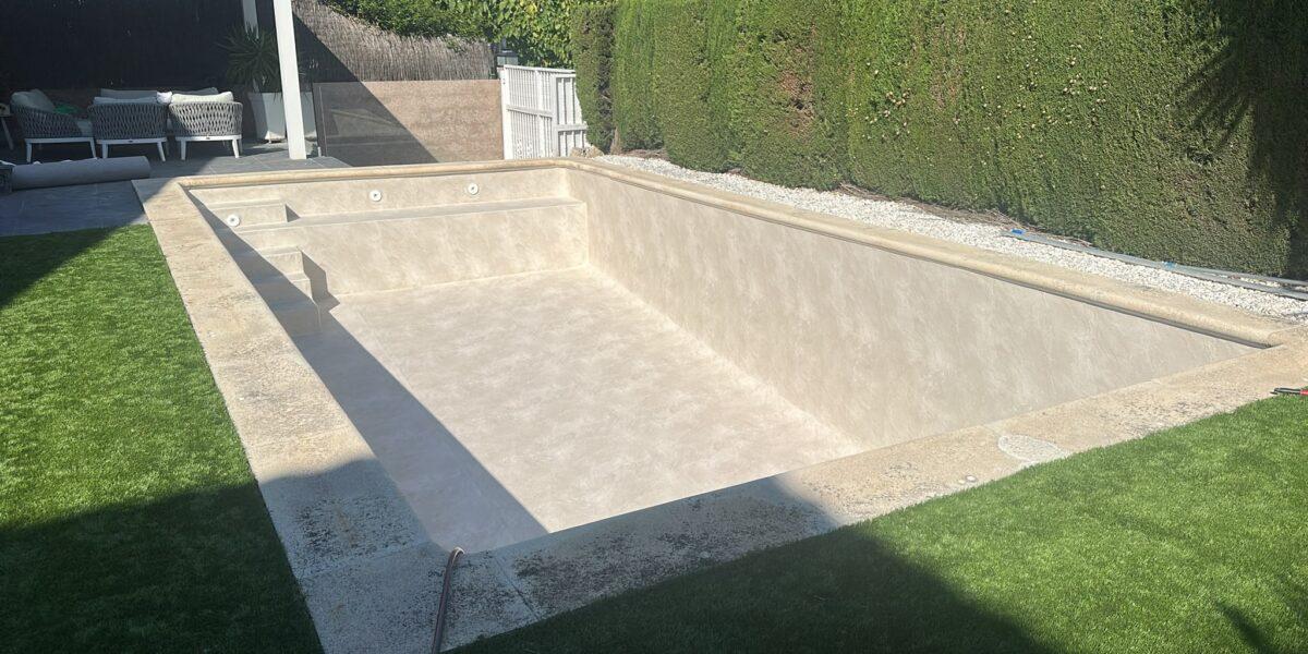 Piscina rehabilitada con revestimiento renovado y vaso preparado tras la reforma