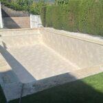 Piscina rehabilitada con revestimiento renovado y vaso preparado tras la reforma