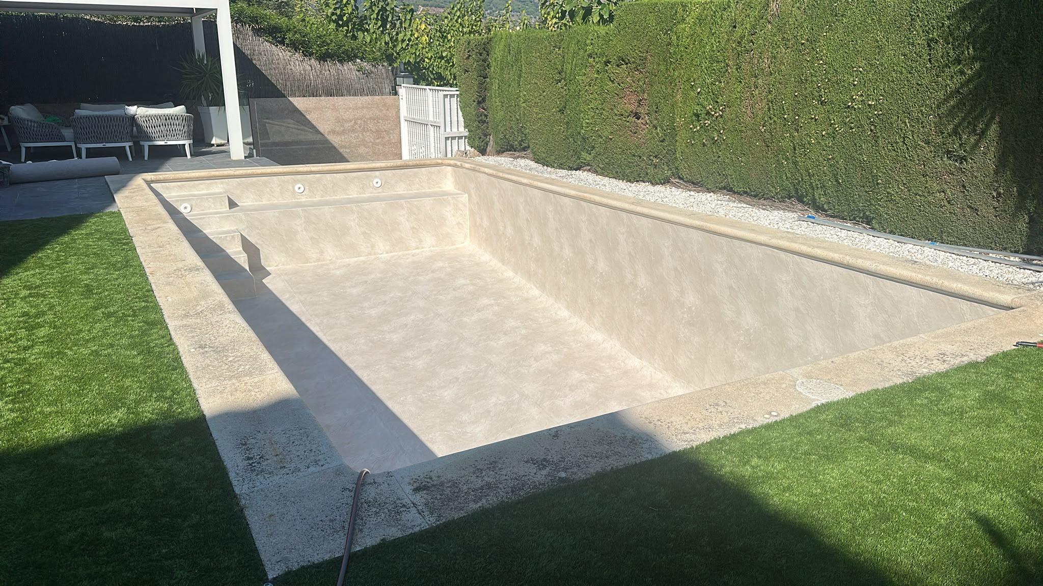 Piscina rehabilitada con revestimiento renovado y vaso preparado tras la reforma